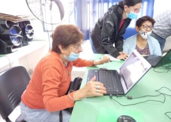 Censo 2022: adultos mayores fueron asesorados en el Punto Digital