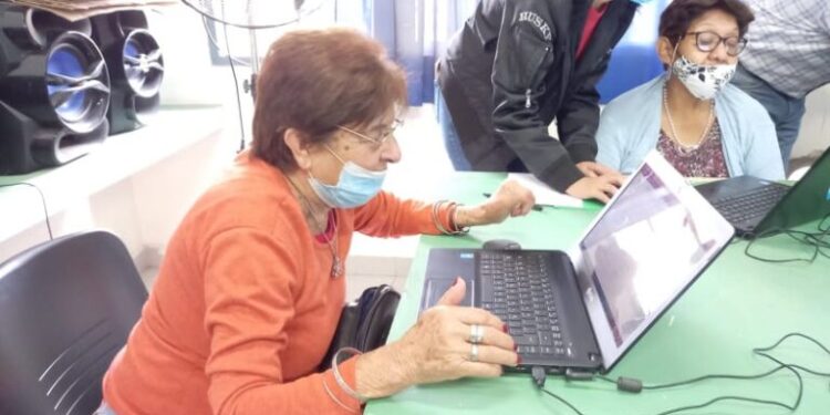 Censo 2022: adultos mayores fueron asesorados en el Punto Digital