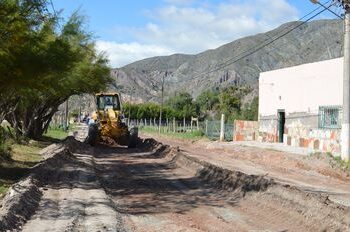 Obras de pavimentación en avenida de Tumbaya