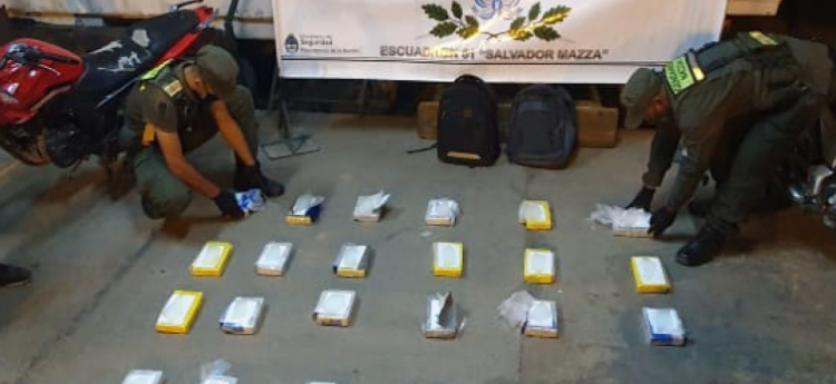 Abandonan dos mochilas que contenían más de 27 kilos de cocaína