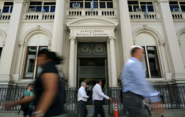 El Gobierno no podrá intervenir para controlar al dólar: el FMI impuso los mismos límites que le había fijado a Macri