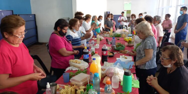 «Jueves de Comadres» con las mujeres adultas mayores