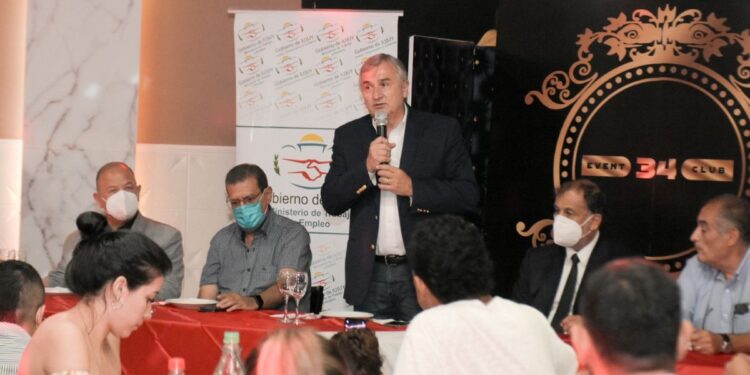 El Gobernador entregó certificados del «Curso de Manejo de Maquinaria Pesada»