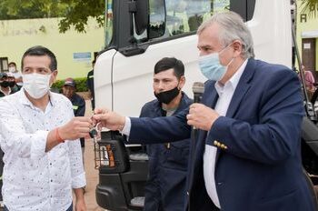 El gobernador entregó un camión compactador para Palma Sola