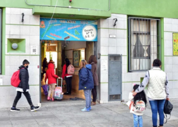 Las escuelas primarias tendrán una hora más de clase por día: las 3 alternativas que analizan para implementarlo