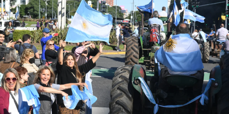 55 fotos de la masiva protesta de productores rurales con sus tractores en Plaza de Mayo