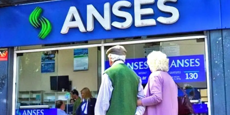 Jubilados y pensionados: por el paro bancario, ANSES adelanta el pago a quienes cobran el 28 de abril