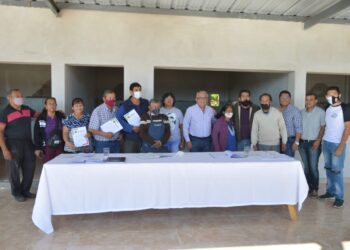 Julio Bravo entregó obleas a integrantes del Mercado regional