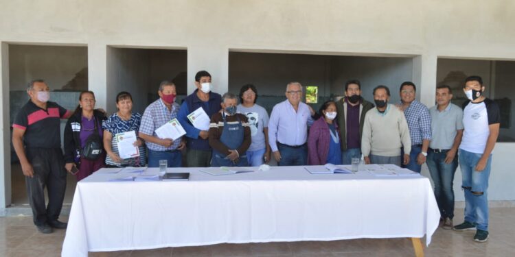 Julio Bravo entregó obleas a integrantes del Mercado regional