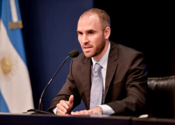 Martín Guzmán admitió que lo “golpean de todos lados” y le respondió a Cristina Kirchner con críticas a su último gobierno