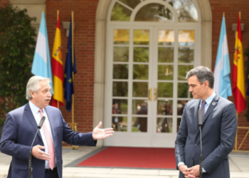 Alberto Fernández parte hacia Europa en plena interna oficialista y en medio de “malas noticias” para el Gobierno