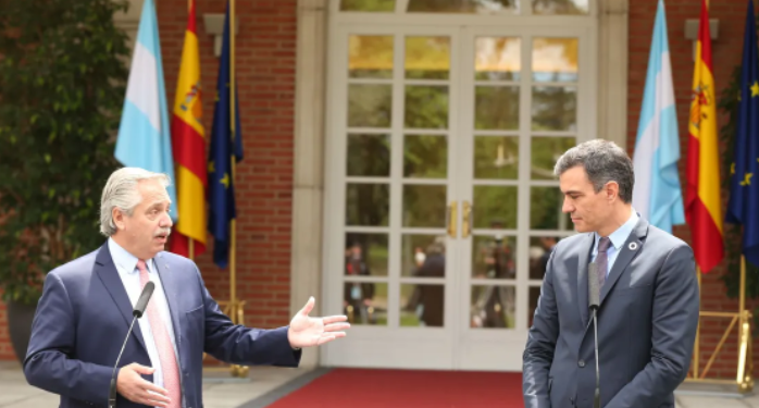 Alberto Fernández parte hacia Europa en plena interna oficialista y en medio de “malas noticias” para el Gobierno