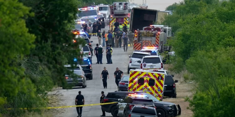 Asciende a 50 la cifra de inmigrantes hallados muertos en un camión en Texas