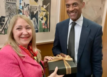 La presidenta del Parlatino busca asesoriamiento para crear oficina del futuro