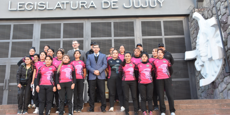 Selección de fútbol femenino de la fuerza de la Policía de Salta fue recibida en la Legislatura