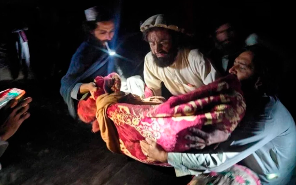 Al menos 1,000 muertos y cientos de heridos en Afganistán tras un terremoto de magnitud 6.1