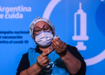 Coronavirus en Argentina: los contagios se redujeron un 50% en el último mes