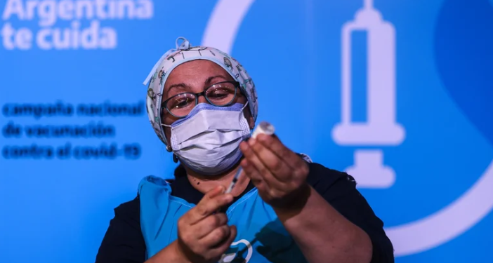 Coronavirus en Argentina: los contagios se redujeron un 50% en el último mes