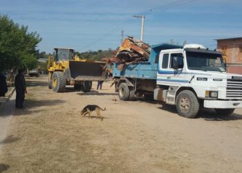 Se procede a remover vehículos en desuso en la localidad de San Pedro