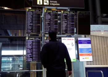 La demanda de viajes al exterior se desplomó tras el aumento de 35% a 45% del recargo sobre dólar turista