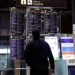 La demanda de viajes al exterior se desplomó tras el aumento de 35% a 45% del recargo sobre dólar turista