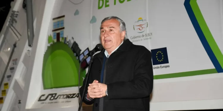 Morales entregó camión compactador y contenedores en Monterrico