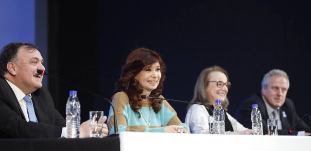 Pedido fallido de Cristina Kirchner, una pausa opositora y el salvavidas de Olivos