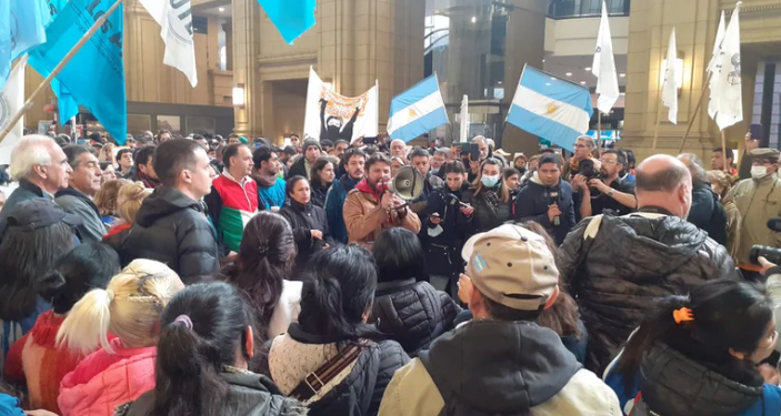 Ante la negativa del Gobierno, los movimientos sociales oficialistas saldrán a la calle para exigir el Salario Básico Universal