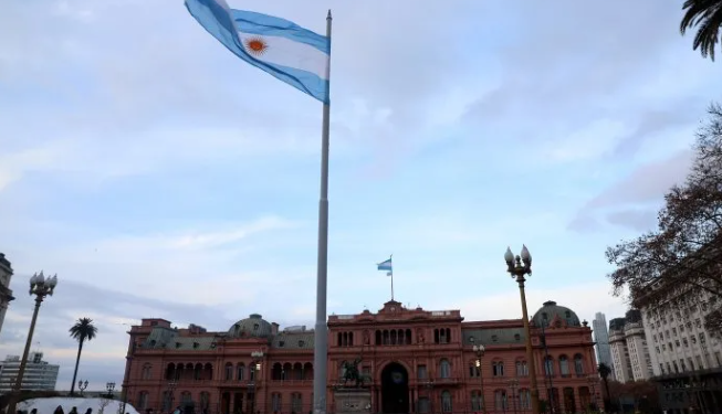 Gobierno oficializó la prohibición de contratar nuevos empleados en el Estado