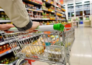 Una familia argentina necesita más de $111.297 para no ser pobre