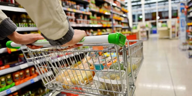 Una familia argentina necesita más de $111.297 para no ser pobre