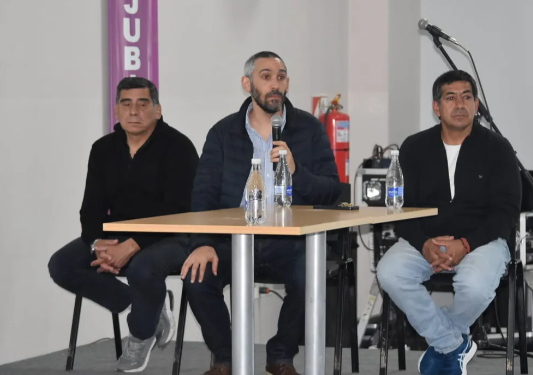 Trabajando con los clubes para el beneficio del programa «Hay Equipo»