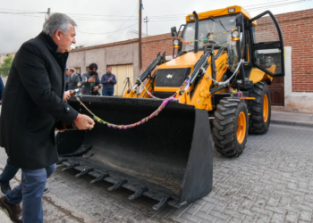 Morales entregó una pala retroexcavadora para Volcán