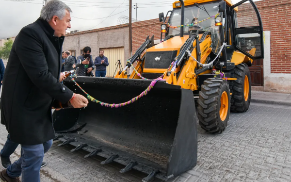 Morales entregó una pala retroexcavadora para Volcán