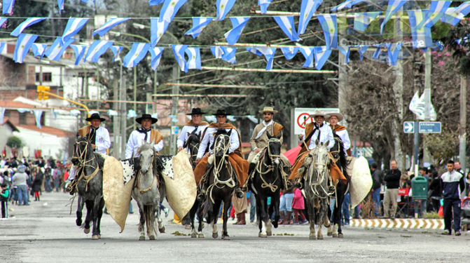 Presentación del formulario para el desfile del 23 de agosto