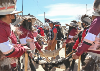 Gobierno acompañó el Toreo de la Vincha en Casabindo y entregó subsidio a la comisión municipal