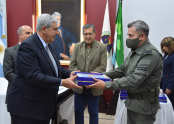 El Vicegobernador entregó bandeas a instituciones de la ciudad de Libertador Gral. San Martín