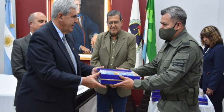 El Vicegobernador entregó bandeas a instituciones de la ciudad de Libertador Gral. San Martín