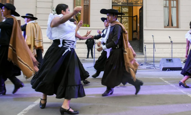 Finalizó Senderos de la Pachamama con música y danza en Plaza España