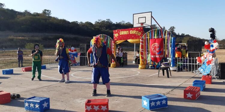El programa “Una Vuelta de Rosca” estuvo presente en el Polideportivo del barrio 9 de Julio