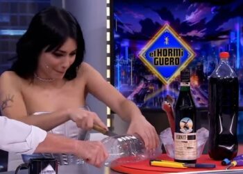 Lali Espósito preparó un fernet en vivo por la TV española