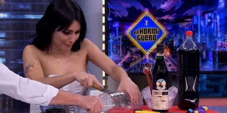 Lali Espósito preparó un fernet en vivo por la TV española