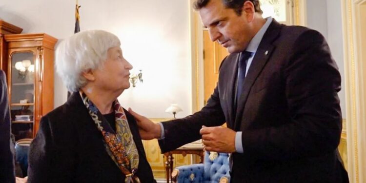 Massa terminó su gira por Estados Unidos y mostró sus contactos con la política americana