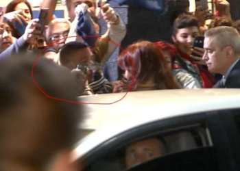 Intento de magnicidio: un hombre intentó disparar un arma en la cabeza de Cristina Kirchner