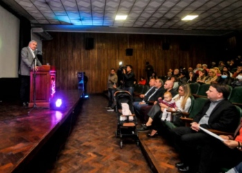Morales rindió homenaje y descubrió la placa del Cine Auditórium «Julio Lencina»
