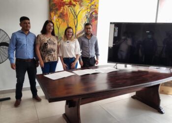 Julio Bravo firmó convenio de colaboración con Tarjeta NaranjaX