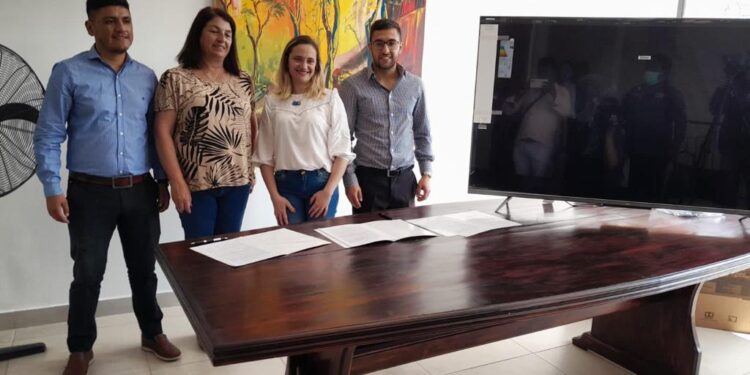 Julio Bravo firmó convenio de colaboración con Tarjeta NaranjaX