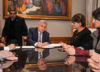 Provincia y Nación articulan acciones para robustecer lucha contra el fuego