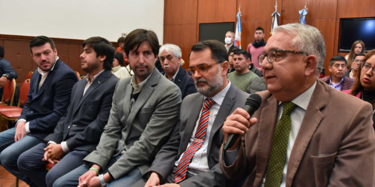 Julio Bravo, junto a intendentes, comisionados municipales y organizaciones no gubernamentales dialogaron sobre la Reformar Parcial de la Constitución