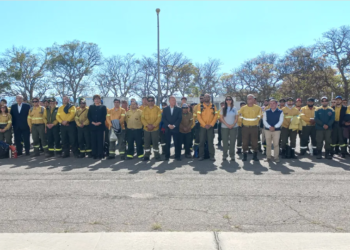Relevo de brigadistas para seguir luchando contra el incendio en Ledesma